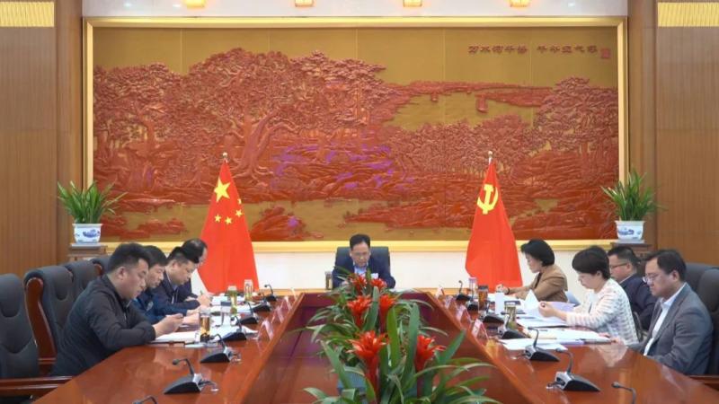 县委书记张小辉主持召开县委理论学习中心组学习会